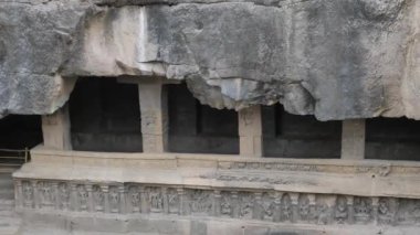 Hindistan Maharashtra 'daki Ellora mağaralarında kayaların altından geçerek.