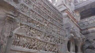 Fil kalıntıları ve Ellora mağaralarındaki farklı heykeller.