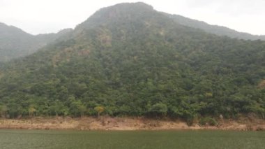 Hala 4k klip bir tepe, gökyüzü dağı ve denizin dikiz görüntüsü