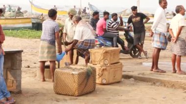 Yaşlı bir adam bacaklarını yıkadı, sonra iki adam bir nesneyi yıkadı.