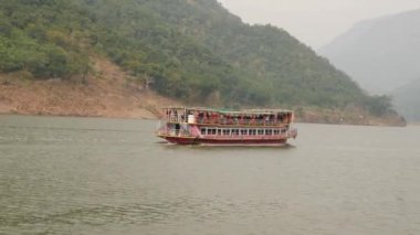 Hareket kameralı feribotun sol tarafı denizde hareket ediyor.