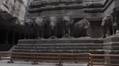 Ellora mağaralarının içinde sıralanmış fil heykelleri.