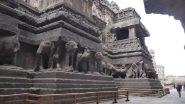 Ellora mağaralarının içinde sıralanmış fil heykelleri.