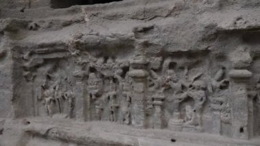 Ellora mağaralarının duvarlarında yapılmış farklı sanat tasarımı ve heykellerin görüntüsü
