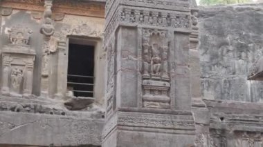 Ellora mağaralarındaki sütunların üzerine yapılmış farklı tasarım ve semboller.