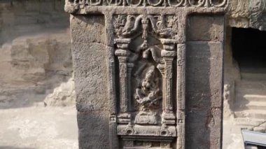 Ellora mağaralarının içindeki sütuna yakın tasarım ve heykeller.