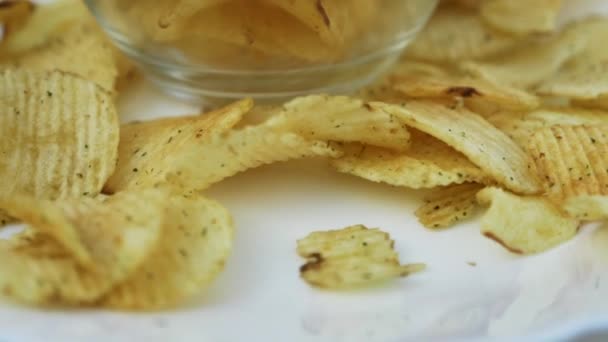Chips Gouden Ruches Aardappel Chips Draaien Close — Stockvideo