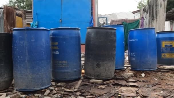 Água Potável Mantida Recipientes Azuis Para Pessoas Que Vivem Favela — Vídeo de Stock