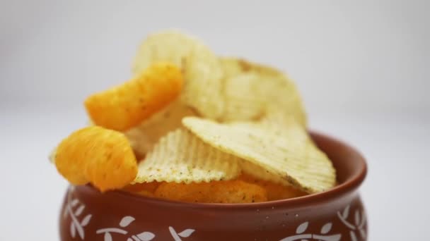 Vallende Krokante Gouden Chips Slow Motion — Stockvideo