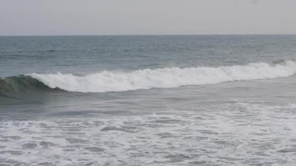 Deniz Suyu Dalgalarının Yakın Çekim Görüntüleri Deniz Suyu Dalgalarının Yavaş — Stok video