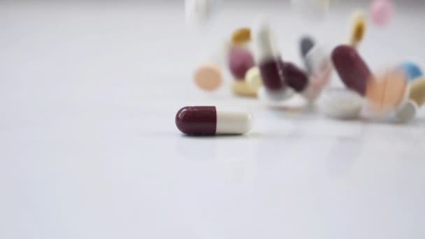 Riesige Anzahl Unterschiedlicher Pillen Und Kapseln — Stockvideo