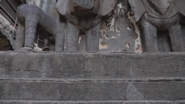 エローラ洞窟で頭部を損傷した象の像の近いショット — ストック動画