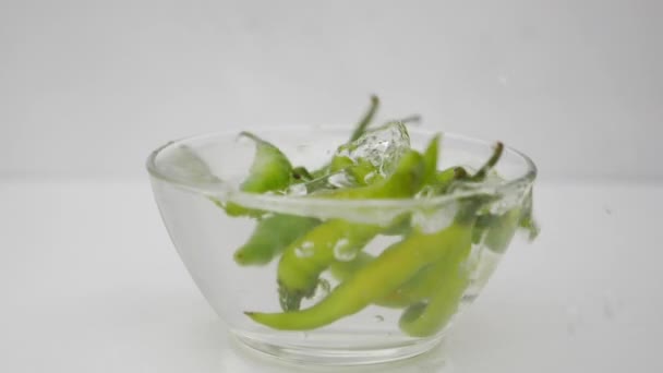 Padající Zelené Chilli Papričky Vodní Mísy — Stock video