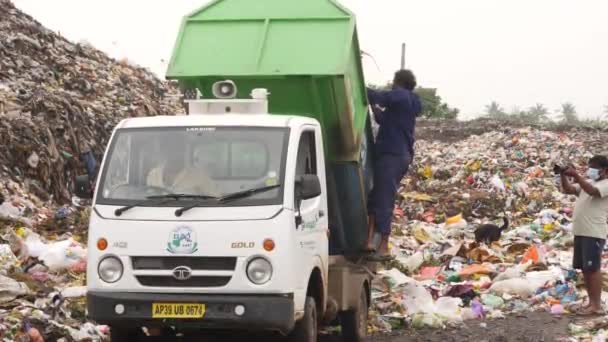Homem Caminhão Derramando Lixo Local Aterro — Vídeo de Stock