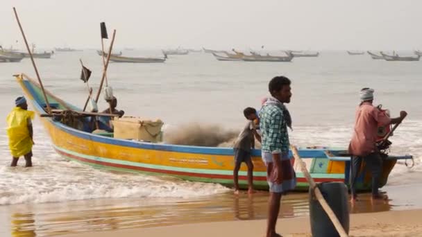 Çinde Insanlar Balık Ağları Makineler Olan Bir Balıkçı Teknesi — Stok video