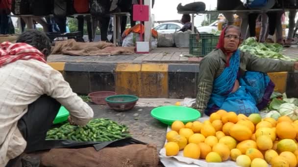 Vista Gente Comprando Verduras Mercado Local Verduras — Vídeos de Stock