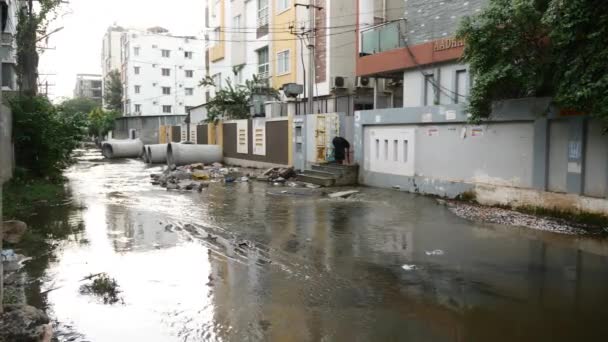 Απόβλητα Σκουπίδια Και Σκουπίδια Επιπλέουν Μολυσμένους Δρόμους Της Πόλης Hyderabad — Αρχείο Βίντεο