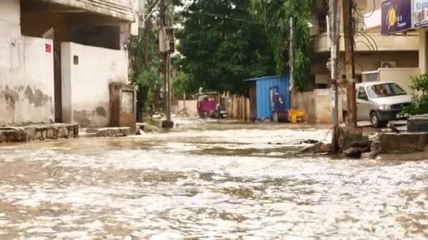 Şiddetli Yağışlar Sırasında Sel Altında Çamurlu Suyla Dolu Geniş Bir — Stok video