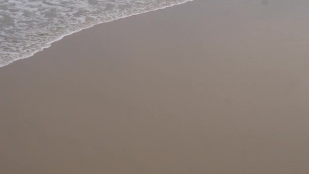 Górny Ujęcie Fal Morskich Pływających Nad Piaskiem Plaży — Wideo stockowe