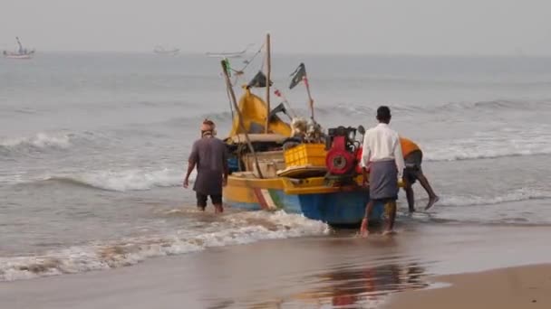 Männer Mit Bootsschiff Ufer Des Ozeans — Stockvideo