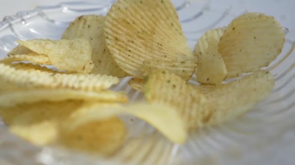 Chips Vallen Zwarte Schaal — Stockvideo