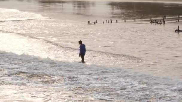 Άποψη Του Ανθρώπου Που Περπατά Στο Νερό Της Θάλασσας Κύματα — Αρχείο Βίντεο