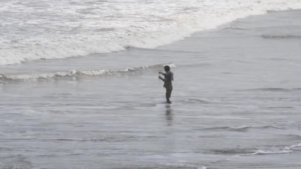 Pohled Muže Stojící Před Vodními Vlnami Mořském Břehu — Stock video