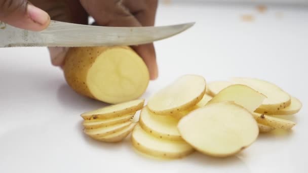 Menselijke Handen Snijden Rauwe Aardappelen Plakjes — Stockvideo