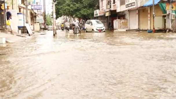 폭우가 쏟아질 기간에 흙탕물이 흐르는 더러운 — 비디오