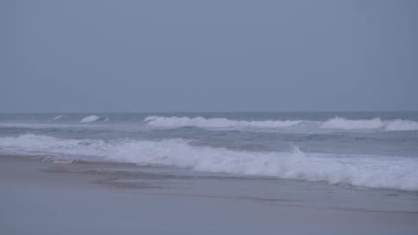 Tiro Olas Agua Mar Golpeando Orilla Del Mar Vista Playa — Vídeo de stock