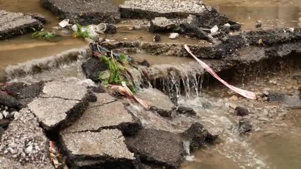 マンホールの漏れと道路の損傷と浸水した都市 Hyderabad — ストック動画