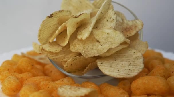 Vallende Chips Langzaam Roteren Met Witte Achtergrond — Stockvideo