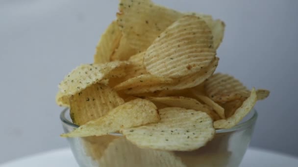 Gouden Ruches Aardappel Chips Draaien Close — Stockvideo