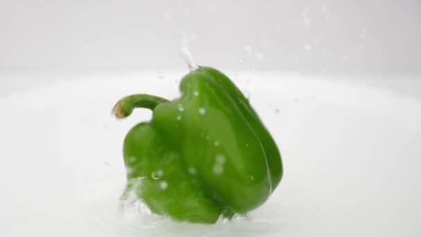 Grüner Paprika Ins Wasser Fallen — Stockvideo