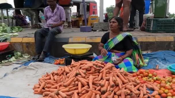 Вид Людей Купують Овочі Місцевому Овочевому Ринку — стокове відео