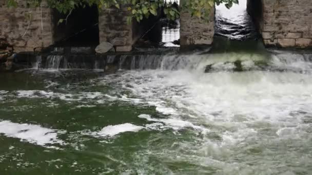 Acqua Che Sgorga Dalle Fogne Pollaio Nei Canali Rurali — Video Stock