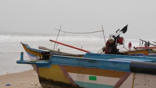Numerosos Barcos Pesca Estacionados Orilla Personas Caminando Mar — Vídeo de stock