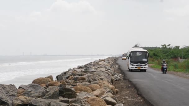 Bliskie Ujęcie Poruszającego Się Autobusu Drodze Brzegu Morza — Wideo stockowe