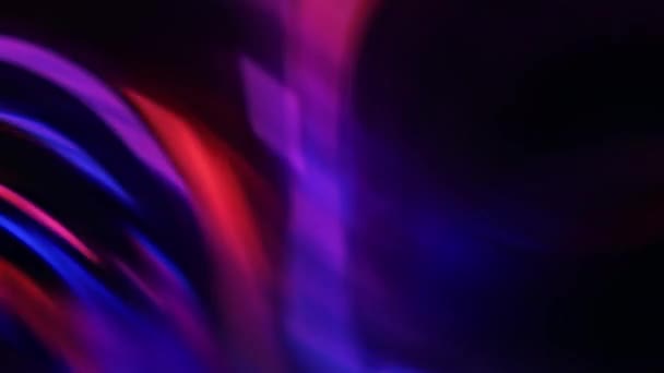 暗い部屋では 紫色と赤色のライトがシーンを照らしています 抽象的な青と赤のライトは背景を作成します — ストック動画