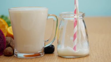 İki bardak süt, bir fincan, bir şişe ve iki kavanoz sütten bahsedildi.