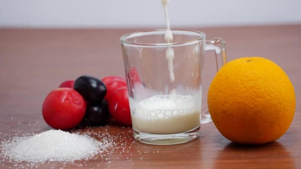 Ein Glas Milch Und Orangen Auf Einem Holztisch Milch Wird — Stockvideo