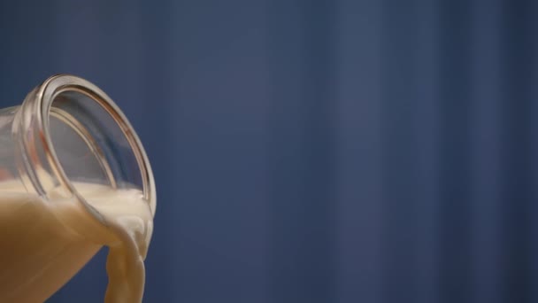 テキストは 青い背景と泡を持つビール コーヒーメガネの画像を説明しています — ストック動画