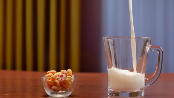 テーブルの上には 牛乳とナッツのボウルがあります — ストック動画