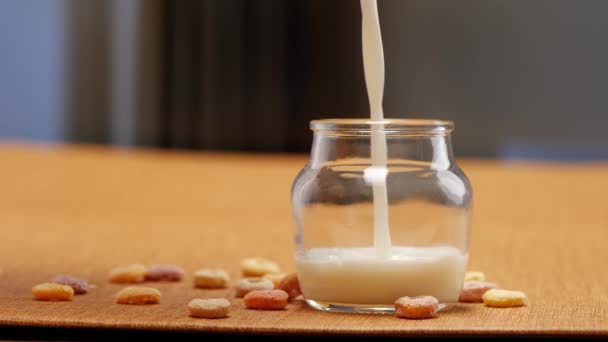 Metinde Sütü Bir Bardağa Doldurmak Bademlerle Karıştırmak Fıstık Eklemek Gibi — Stok video