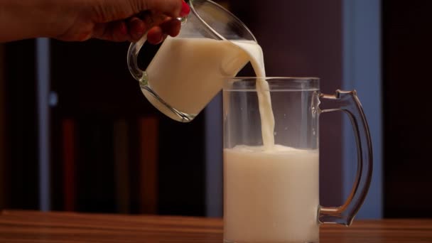 Süt Bardağa Döküldü Bir Sürahi Başka Bir Bardaktan Bir Insan — Stok video