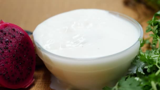 Una Ciotola Yogurt Con Una Ciliegia Cucchiaio Yogurt Una Ciotola — Video Stock
