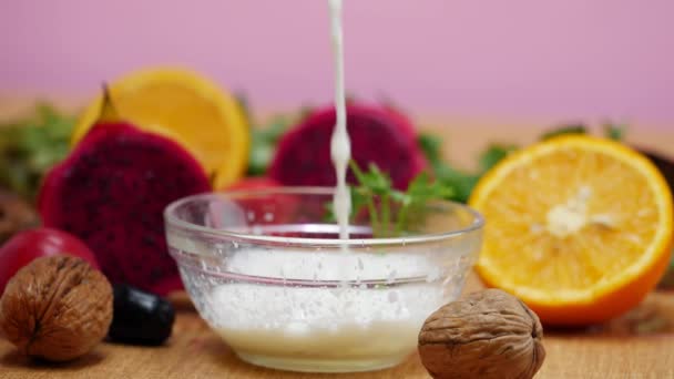Obrazy Miski Jogurtu Mleka Wylewane Misek Zwieńczone Owocami Orzechami Warzywami — Wideo stockowe