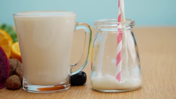 Fost Menționate Două Pahare Lapte Ceașcă Sticlă Două Borcane Lapte — Videoclip de stoc
