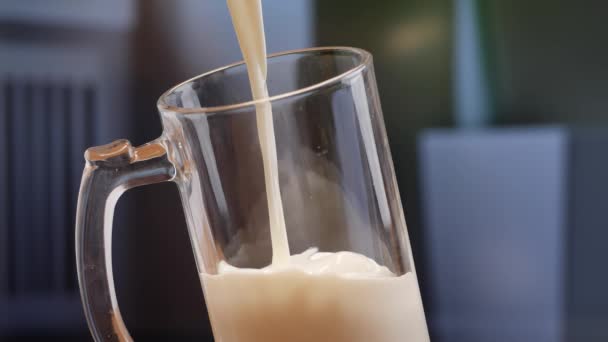 Молоко Наливают Стакан — стоковое видео