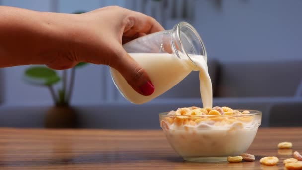 Eine Hand Gießt Milch Eine Schüssel Mit Getreide — Stockvideo
